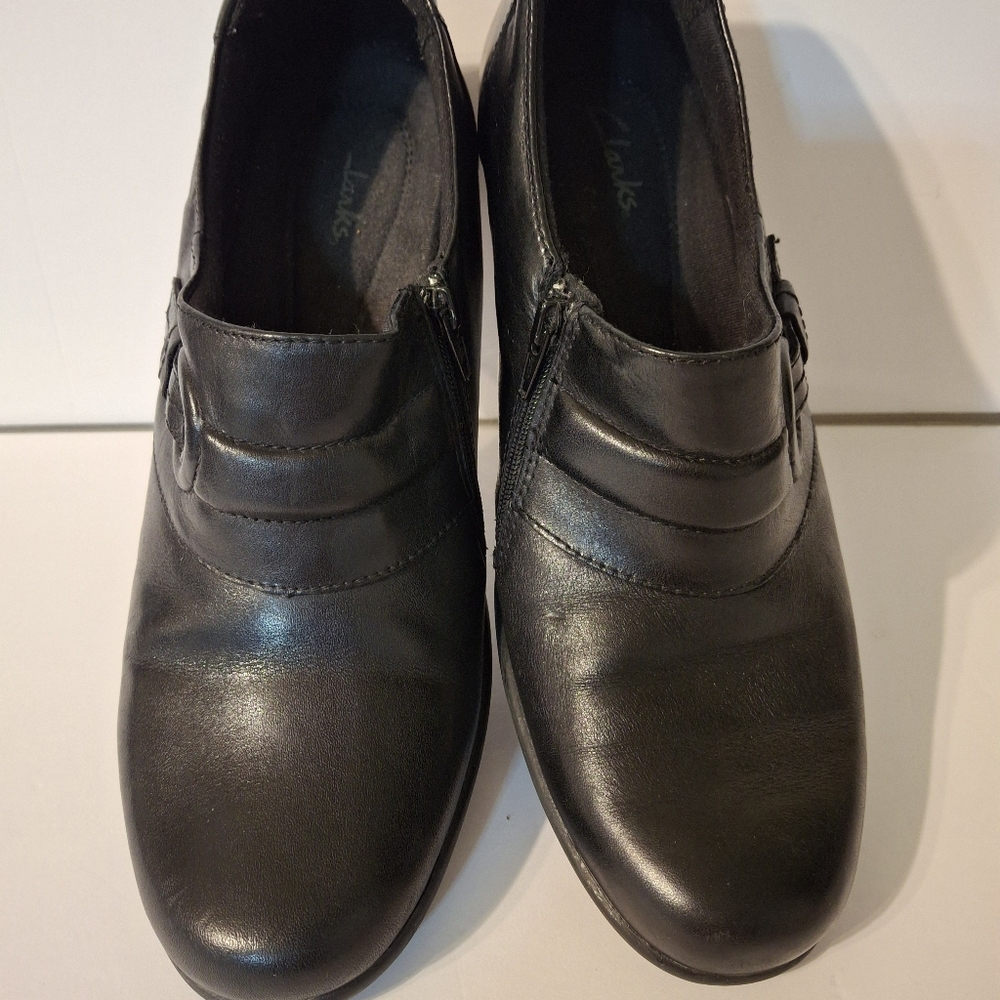 Sku 060-  Clarks Woman’s Casual Size 9.5 Black Soft Leather. Pre lovedCondition.